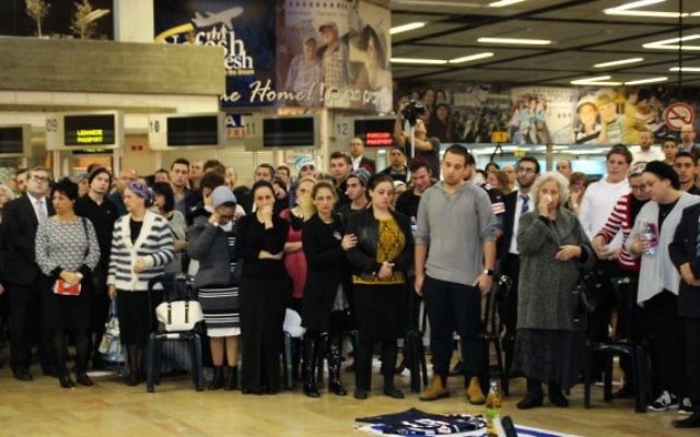 Amis et famille assistent à une cérémonie à la mémoire d'Ezra Schwartz à l'aéroport international Ben Gourion, samedi soir 21 novembre 2015 (Photo: Moti Karelitz / Zaka Tel Aviv)