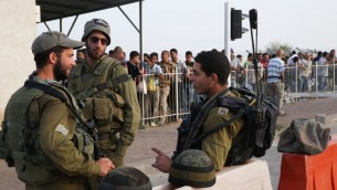 Des soldats israéliens à un checkpoint de Cisjordanie (Issam Rimawi / Flash90)