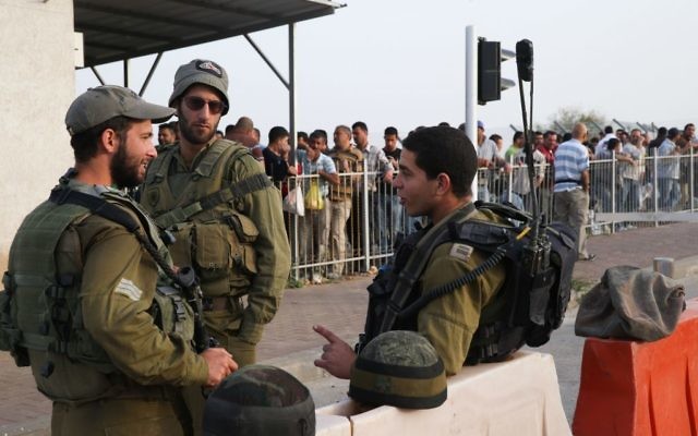 Des soldats israéliens à un checkpoint de Cisjordanie. (Crédit : Issam Rimawi / Flash90)