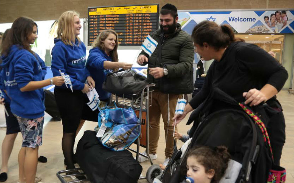 Une famille française juive arrive à l'aéroport Ben Gurion, le 16 novembre 2015 (Crédit : Daniel Bar-On)