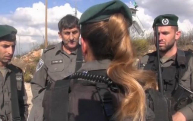 La caporale A. (de dos) de la police des frontières, immigrante de France, qui a neutralisé deux terroristes palestiniens le vendredi 30 octobre 2015 au carrefour Tapuah, en Cisjordanie (Capture d'écran - vidéo de la police israélienne)