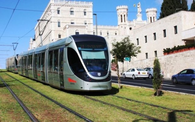 Le tramway de Jérusalem, devant l'Institut pontifical Notre-Dame. (Crédit : Shmuel Bar-Am)