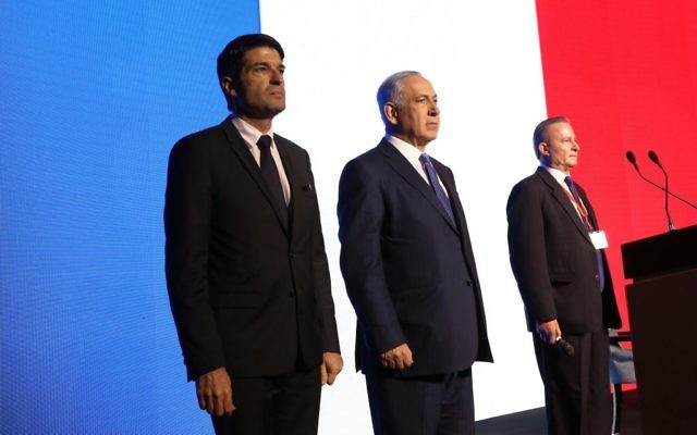 Minute de silence à la Conférence diplomatique du Jérusalem Post, Patick Maisonnave et benjamin Netanyahu (Crédit : Sivan Farag)