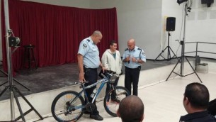 Naor, 13 ans, blessé dans l'attaque au couteau le 12 octobre à Pisgat Zeev, reçoit de la police un nouveau vélo (Photo Facebook)