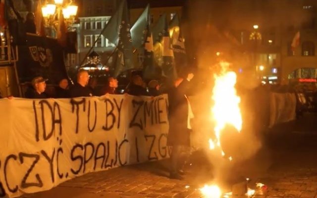 Les manifestants anti-réfugiés brûlent l'effigie d'un Juif orthodoxe lors d'une manifestation à Wroclaw le 18 novembre 2015 (Crédit : Capture d'écran Gazeta Wyborcza)