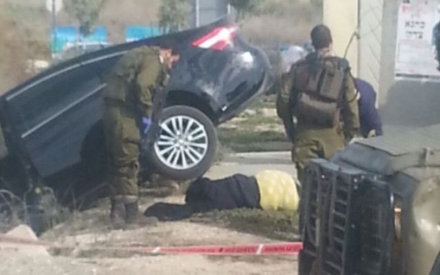 La scène d'une tentative d'attaque au couteau par une femme palestinienne, selon la police le 22 novembre 2015 (Autorisation; Porte-parole du Conseil régional de Samarie)