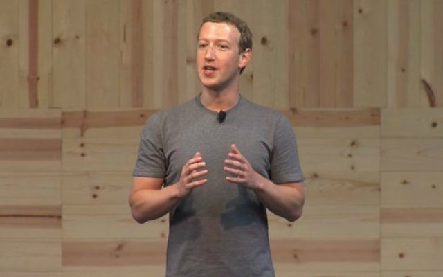 Le fondateur et PDG de Facebook, Mark Zuckerberg, annonçant de nouveaux essais pour un bouton "je n'aime pas", le 15 septembre 2015 (Crédit : capture d'écran/Facebook/Vimeo)
