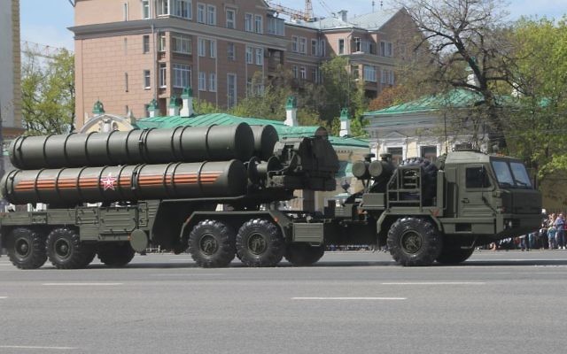 Le système de missiles anti-aériens S-400 déployé en Russie. Illustration. (Crédit : Соколрус/CC BY-SA/Wikimedia)