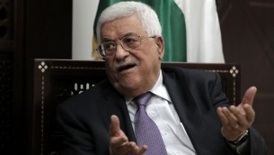 Mahmoud Abbas accuse l'occupation d'Israël pour expliquer la violence en Cisjordanie ces dernières semaines. Vu ici dans son bureau de Ramallah, le 6 octobre 2015 (Crédit : AFP / Ahmad Gharabli)