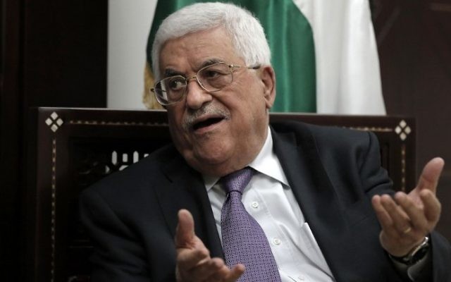 Mahmoud Abbas dans son bureau de Ramallah, en Cisjordanie, le 6 octobre 2015. (Crédit : Ahmad Gharabli/AFP)