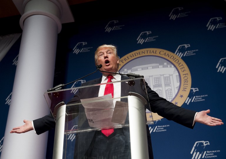 Le candidat aux primaires du parti républicains en vue des élections présidentielles, Donald Trump, pendant son discours au Republican Jewish Coalition 2016 à Washington, le 3 décembre 2015 (Crédit : AFP PHOTO / SAUL LOEB)
