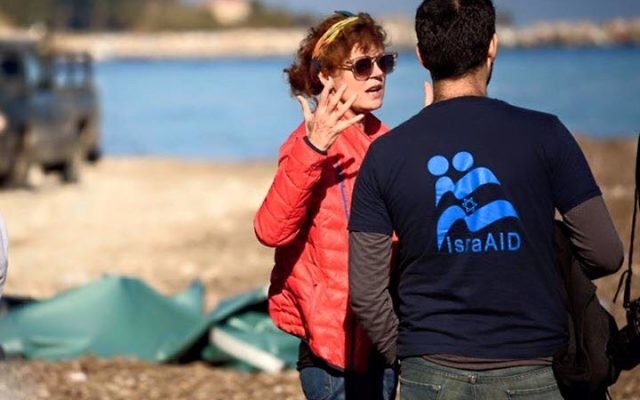 Susan Sarandon et Yotam Polizer (Crédit : Facebook/IsraAID: The Israel Forum for International Humanitarian Aid)