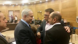 Benjamin Netanyahu, Oren Hazan et Yoni Zarka (Crédit : Autorisation/Yoni Zarka)
