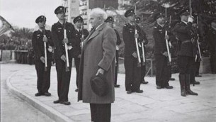 Le premier Premier ministre d'Israël David Ben Gourion se tient debout alors que l'hymne national, la Hatikva, est joué lors de la cérémonie d'ouverture de la Knesset en 1949. (Crédit : GPO / Hugo Mendelson) 