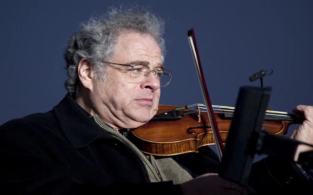 Le violoniste Itzhak Perlman (Crédit : capture d'écran YouTube)
