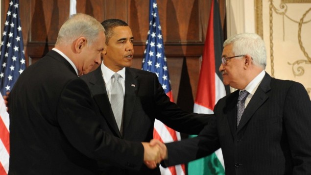 De gauche à droite : le Premier ministre Benjamin Netanyahu, le président américain Barack Obama et le président de l'Autorité palestinienne Mahmoud Abbas lors d'une réunion trilatérale à New York, le 22 septembre 2009 (Crédit : Avi Ohayon/GPO/Flash90)