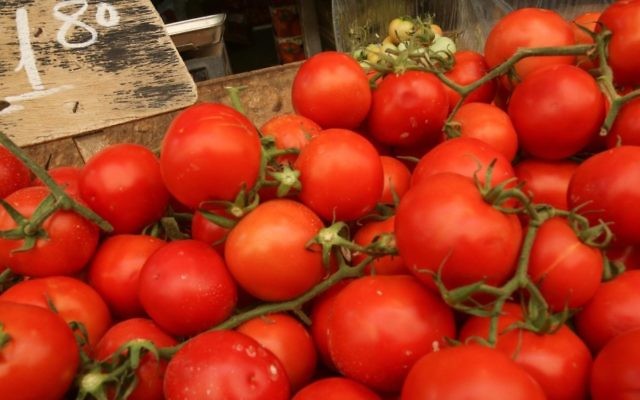 Des tomates à vendre au marché Mahane Yehuda à Jérusalem, en septembre 2012 (Crédit : Oren Nahshon / Flash90)