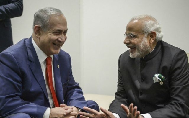 Le Premier ministre Benjamin Netanyahu avec le Premier ministre indien Narendra Modi lors de la Conférence des Nations unies sur les changements climatiques, COP21, au Bourget, le 30 novembre 2015 (Crédit : Amos Ben Gershom / GPO)