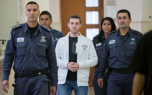 Yitzhak Gabai, un membre de l'organisation d'extrême droite Lehava à la cour de district de Jérusalem, le 1er décembre 2015 (Crédit : Yonatan Sindel / Flash90)
