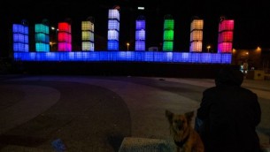 Une grande "Hanoukkiya," faite de matériaux recyclés, à Jérusalem le 6 décembre 2015, lors de la première nuit de la fête juive de huit jours de Hanoukka. (Crédit : Yonatan Sindel / Flash90) 