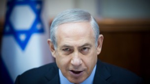 Le Premier ministre Benjamin Netanyahu à la réunion hebdomadaire du cabinet, le 13 décembre 2015 (Crédit photo: Yonatan Sindel/Flash90)