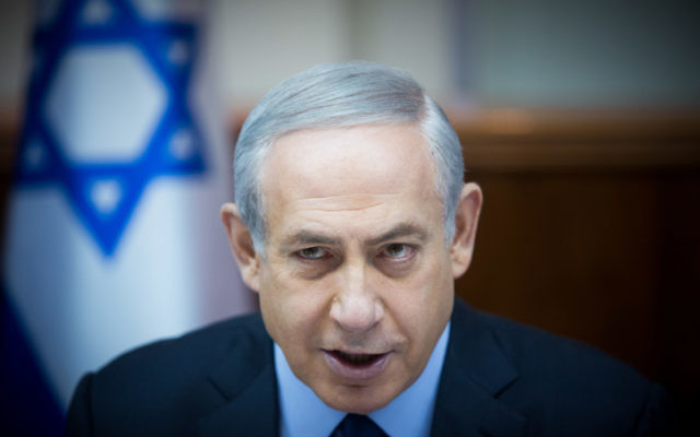Le Premier ministre Benjamin Netanyahu à la réunion hebdomadaire du cabinet, le 13 décembre 2015 (Crédit photo: Yonatan Sindel/Flash90)
