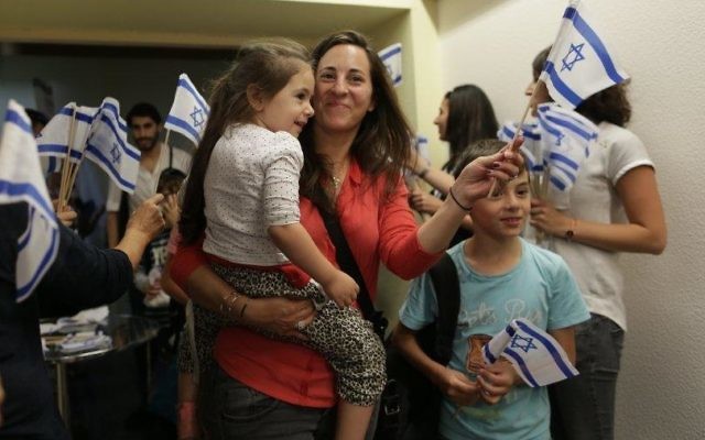 Des immigrants juifs de France arrivent à Tel Aviv, le 28 juillet 2015. (Crédit : Zed Films)
