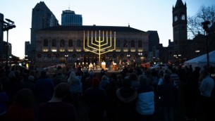 Le gouverneur du Massachusetts Charlie Baker et d'autres dirigeants participent à la cérémonie de Hanoukka conduite par le habad à Copley Square de Boston, le 6 décembre 2015 (Elan Kawesch / The Times of Israel) 