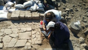 Les archéologues déterrent une plaque de marbre portant une inscription en hébreu trouvée sur les rives de la mer de Galilée sur le site juif byzantin de Kursi. (Crédit : Université de Haïfa) 