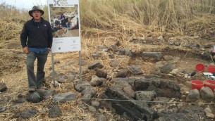 L'archéologue de l'Université de Haïfa Haim Cohen à Kursi, un site juif byzantin sur les rives de la mer de Galilée. (Crédit : Haim Cohen) 