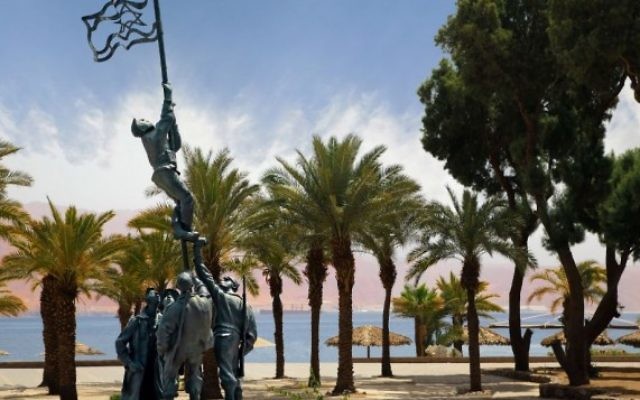 La sculpture d'encre du drapeau par Bernard Reder près du rivage de la mer Rouge dans le sud d'Israël. Elle commémore la prise d'Eilat en 1949 à la bataille finale de la Guerre d'Indépendance. (Crédit : Neta Litvin)