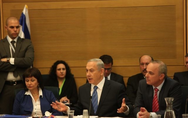 Benjamin Netanyahu, au centre, et Yuval Steinitz, à droite, devant la commission des Affaires économiques de la Knesset le 8 décembre 2015. (Crédit : porte-parole de la Knesset)