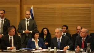 Le Premier ministre Benjamin Netanyahu défend l'accord controversé sur le gaz devant la commission des Affaires Economiques de la Knesset le 8 décembre 2015 (Crédit : porte-parole de la Knesset)