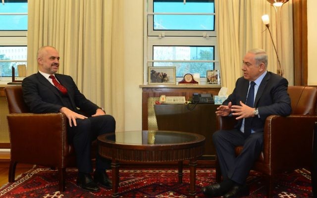 Le Premier ministre Netanyahu avec le Premier ministre albanais Edi Rama le 21 décembre 2015 à Jérusalem (Crédit : Kobi Gideon, GPO)