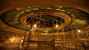 La restauration du dôme de la synagogue du Wilshire Boulevard. (Crédit : Dave Bullock)