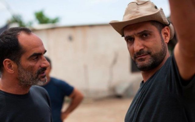 Yuval Delshad (droite) avec Navid Negahban
sur le plateau de "Baba Joon." (Crédit : Yoray Liberman)