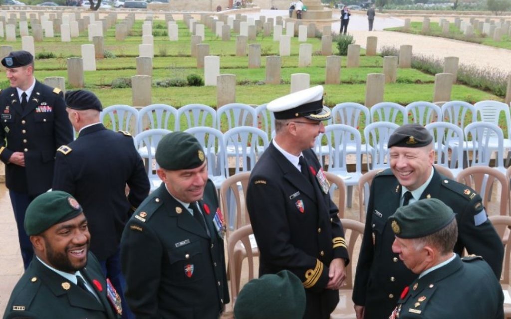 Une cérémonie commémorative au cimetière militaire britannique sur le mont Scopus à Jérusalem (Crédit : Shmuel Bar-Am)