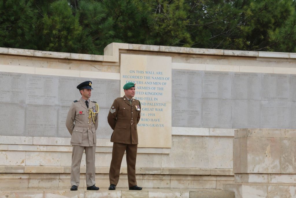 Une cérémonie commémorative au cimetière militaire britannique sur le mont Scopus à Jérusalem (Crédit : Shmuel Bar-Am)