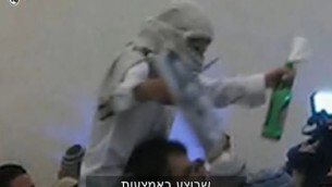 Un Israélien d'extrême-droite célébrant le meurtre de la famille Dawabsha (Crédit : capture d'écran Dixième chaîne)