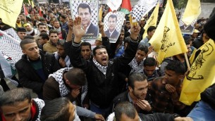 Les partisans palestiniens du chef de file du Fatah, Mohammed Dahlan qui a été renvoyé, qui crient des slogans lors d'une manifestation dans la ville de Gaza, le 18 décembre 2014 (Crédit : AFP / Mohammed Abed)