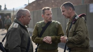Le chef d'état-major de Tsahal Gadi Eizenkot, à gauche, parle avec le commandant de la Division de la Galilée Amir Baram et le commandant de la région nord Aviv Kochavi, lors d'une visite à la frontière nord d'Israël le 30 décembre 2015 (Crédit : Porte-parole de Tsahal)