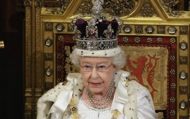 La reine Elisabeth II, le 8 septembre 2015 (Page Facebook The British Monarchy)
