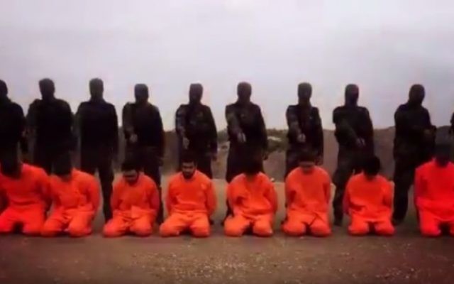 Capture d'écran de la vidéo mise en ligne le 7 décembre 2015, semblant montrer des rebelles syriens alignant des combattants de l'Etat islamique en vue d'une exécution en masse - avant de les épargner à la dernière minute et les emprisonner à  la place (YouTube)
