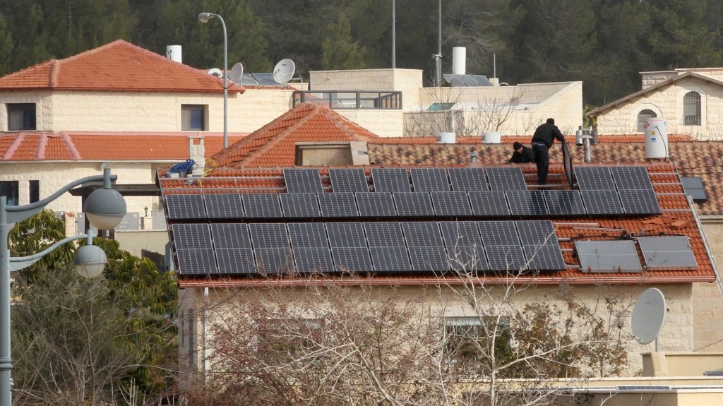 Une maison de Tzur Hadassah avec un système d'énergie solaire photovoltaïque installé sur le toit (Crédit : Nati Shohat / Flash90)