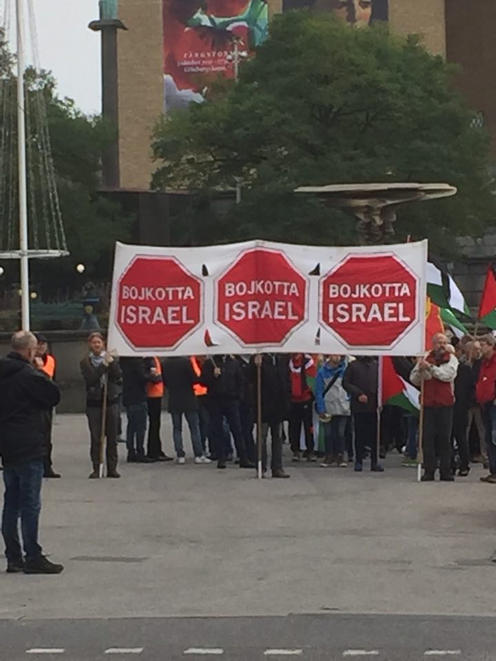 Un manifestation pro-palestinienne et  anti-Israël à Göteborg, en Suède en 2015. Les panneaux disent en suédois 'Boycott Israël' (Crédit : Marianne Pleen Schreiber)