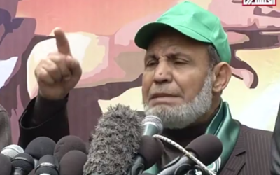 Mahmoud al-Zahar pendant un rassemblement à Gaza, le 14 décembre 2015. (Crédit : capture d'écran YouTube)