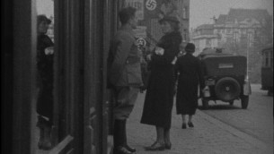 L'américaine Helen Baker face à un Nazi alors qu'elle essaie d'entrer dans un magasin juif de Vienne en 1938, comme vue dans un film du projet des films éphémères. (Crédit : US Holocaust Memorial Museum)