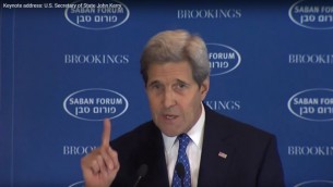 John Kerry au Forum Saban, le 5 décembre 2015 (Crédit : capture d'écran YouTube)