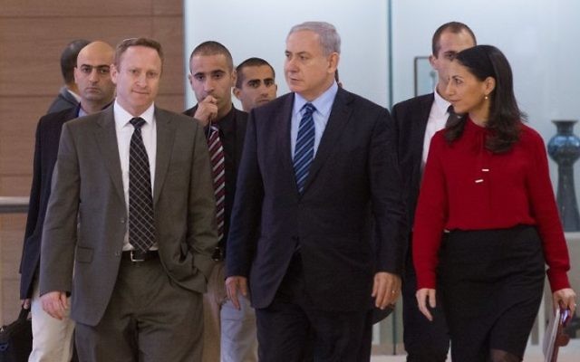 Le Premier ministre Benjamin Netanyahu entouré de son ancien chef de cabinet Ari Harow et de son ancienne conseillère parlementaire Perach Lerner, le 24 novembre 2014. (Crédit : Miriam Alster/Flash90)