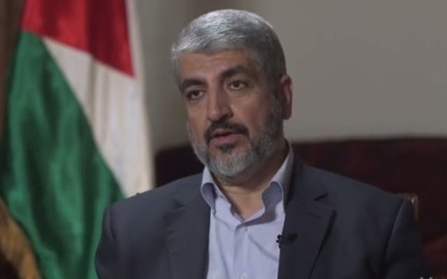 Khaled Meshaal, ancien dirigeant politique du Hamas, à Doha, au Qatar, en août 2014. (Crédit : capture d'écran Yahoo News)